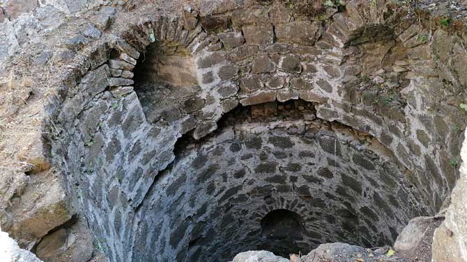 Limpieza de vegetaci&oacute;n en el castillo de Arenas.