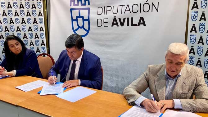El presidente de la Diputaci&oacute;n firma un convenio con el Banco de Alimentos.
