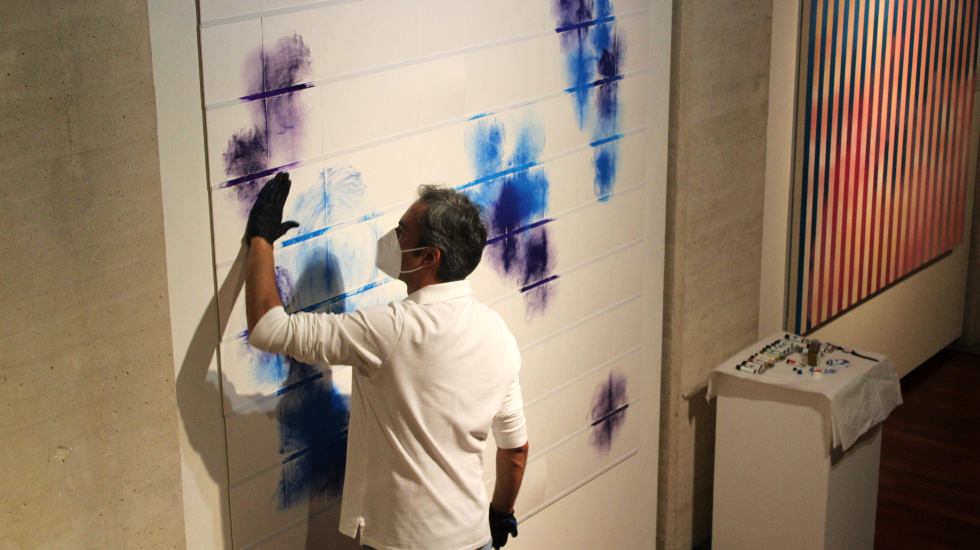 Álvaro M. López Tejada en la inauguración de su exposición en el Palacio de los Serrano.