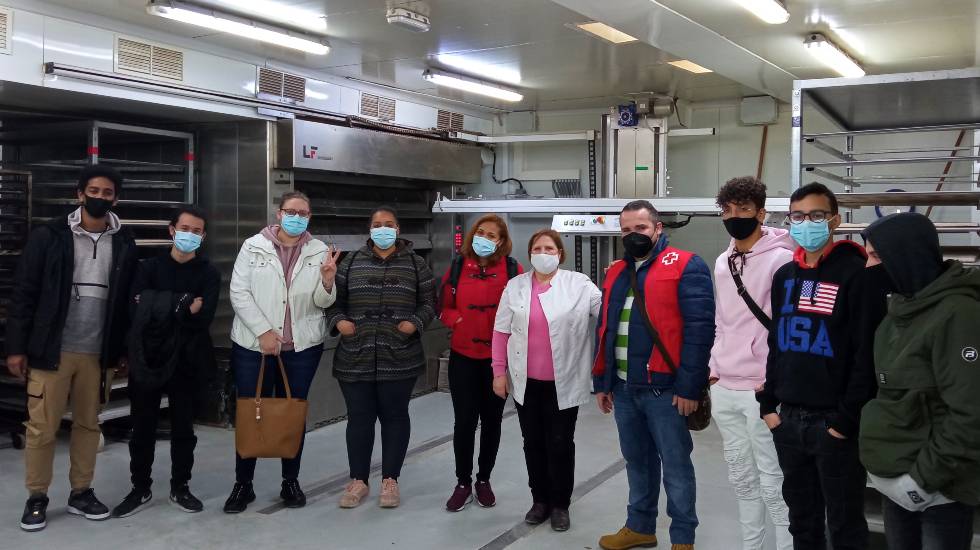 Alumnos de un curso de auxiliar de frescos en una visita a una panadería.