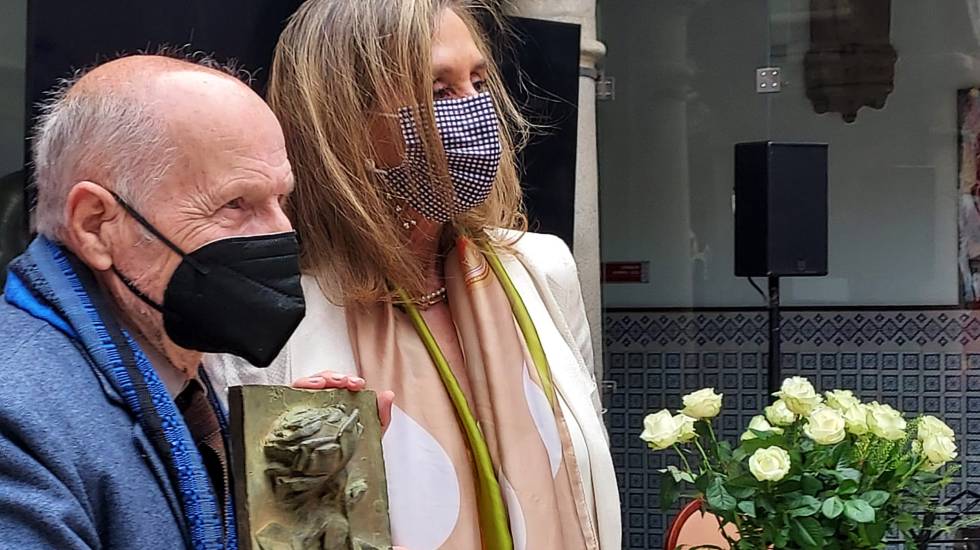Antonio López al recibir el Premio de las Artes Florenciio Galindo.