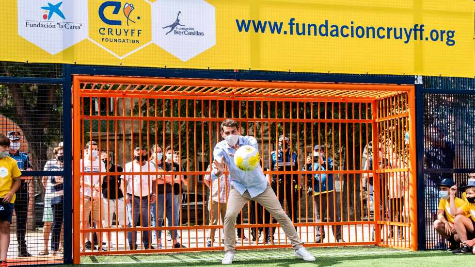 Íker Casillas en la inauguración del campo de fútbol 7 Cruyff Court.