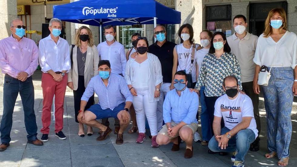 Recogida de firmas del PP contra los indultos.
