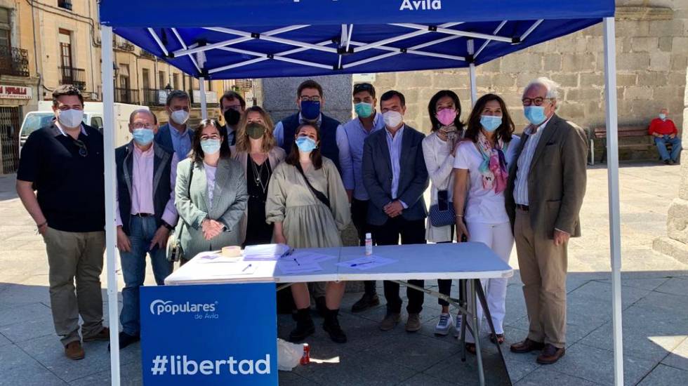 Recogioda de firmas del PP contra los posibles indultos.