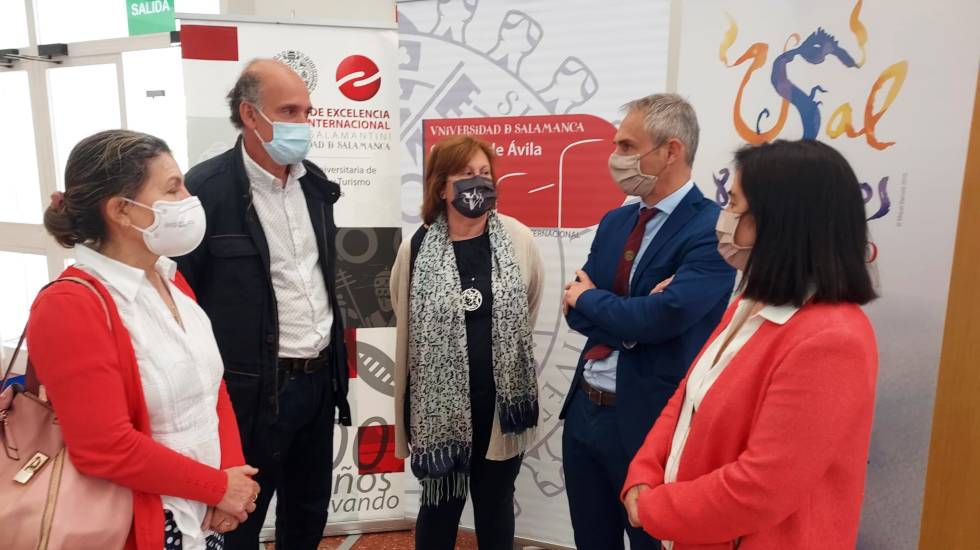 Ricardi Rivero (segundo derecha) con los directores de los centros de Ávila y la delegada en el campus.