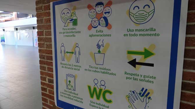 Indicaciones en los pasillos de la Escuela Politécnica ante la EBAU.