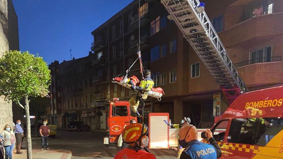 Rescate de un hombe herido de un solar.