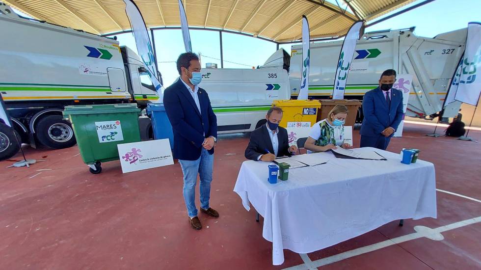 Firma del convenio entre la Consejería de Familia y FCC.