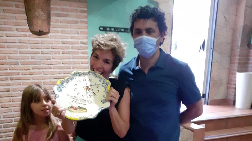 Representantes del Pub Ópalo, ganador del certamen de tapas de Cuevas del Valle.