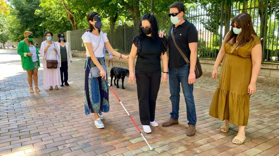La senadora Patricia Rodríguez Calleja utiliza un bastón de sordociego.