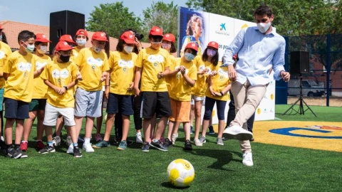 Íker Casillas en la inauguración del campo de fútbol 7 Cruyff Court.