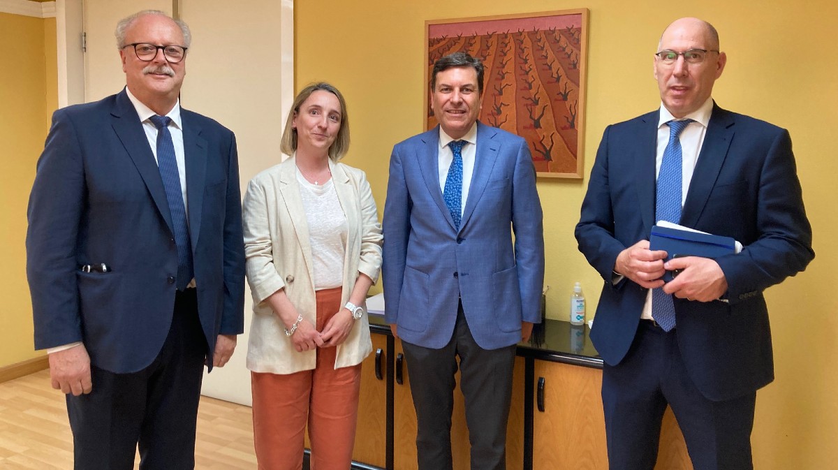 Reunión de representantes de Nissan y de la Junta.