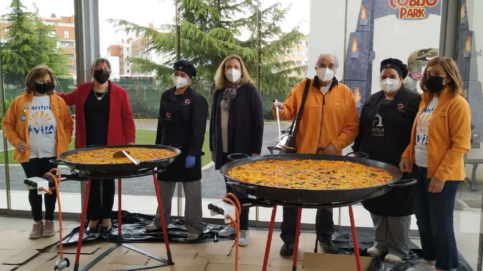 Preparación de la paella solidaria en 2021.