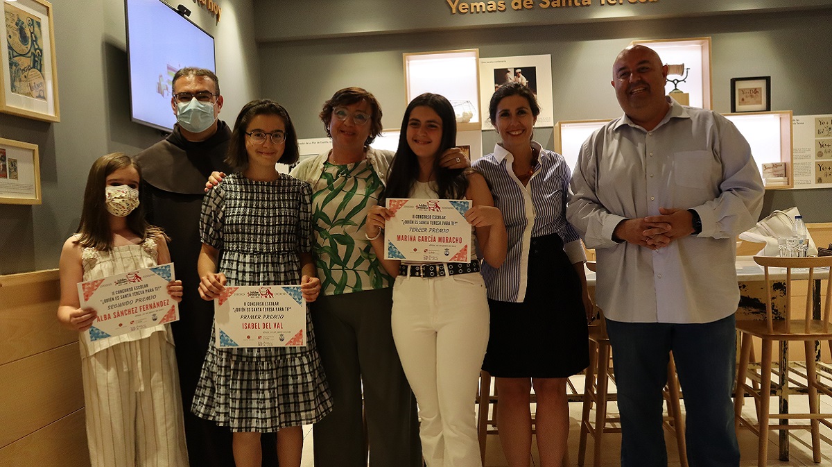 Las ganadoras del concurso posando con sus diplomas.