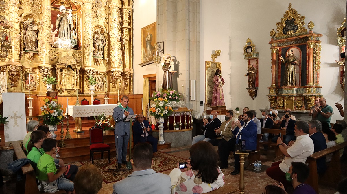 Félix Meneses dando el pregón de fiestas del barrio de San Antonio.