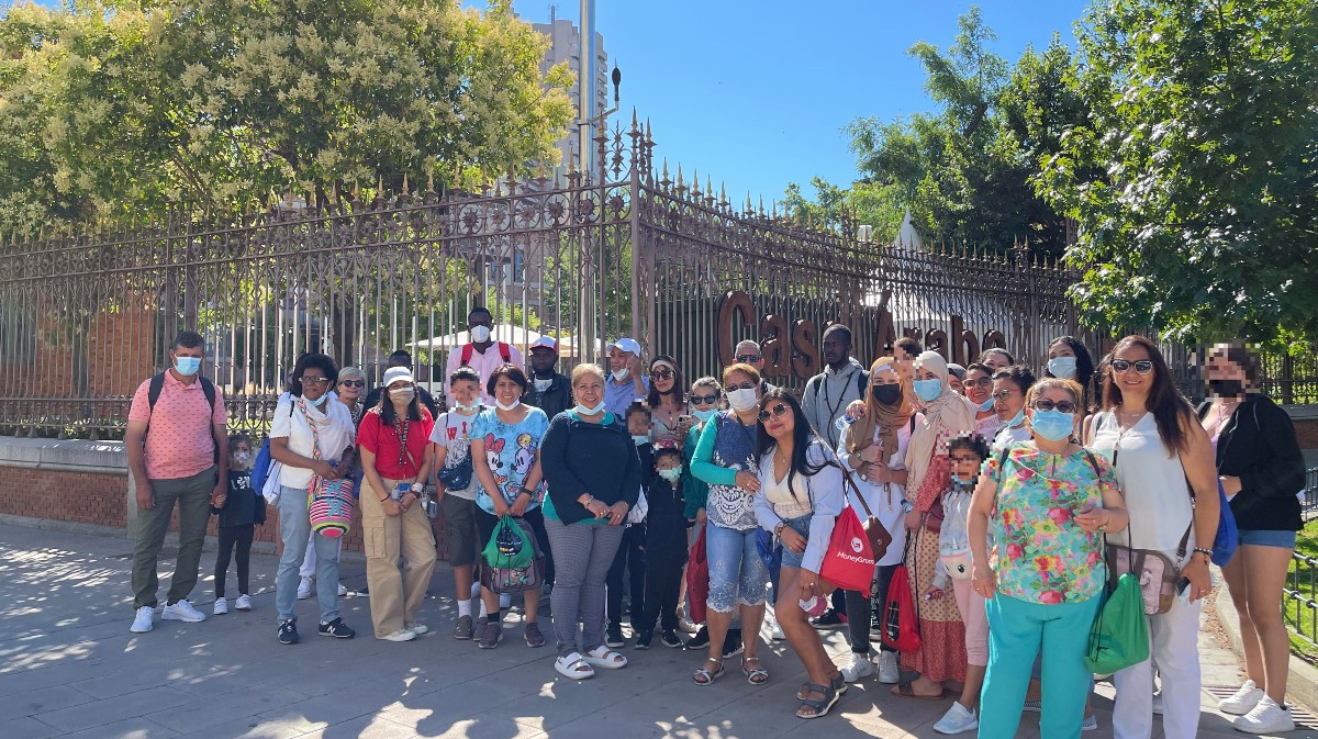 Participantes en ‘Enredando barrios’ visitan la Casa Árabe.