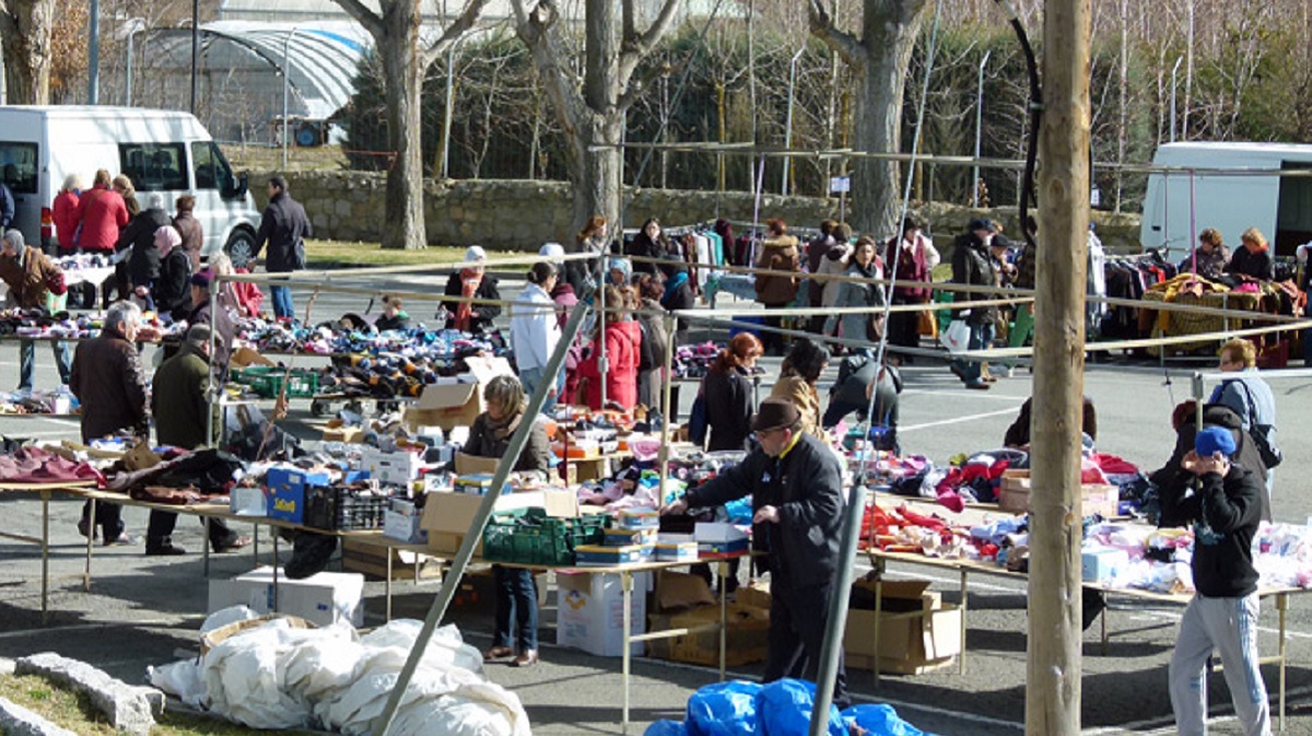 Mercadillo en los aledaños de la plaza de toros de Ávila.