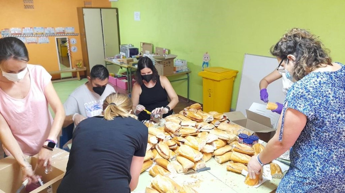 Preparación del bocata solidario en el Colegio Juan de Yepes.
