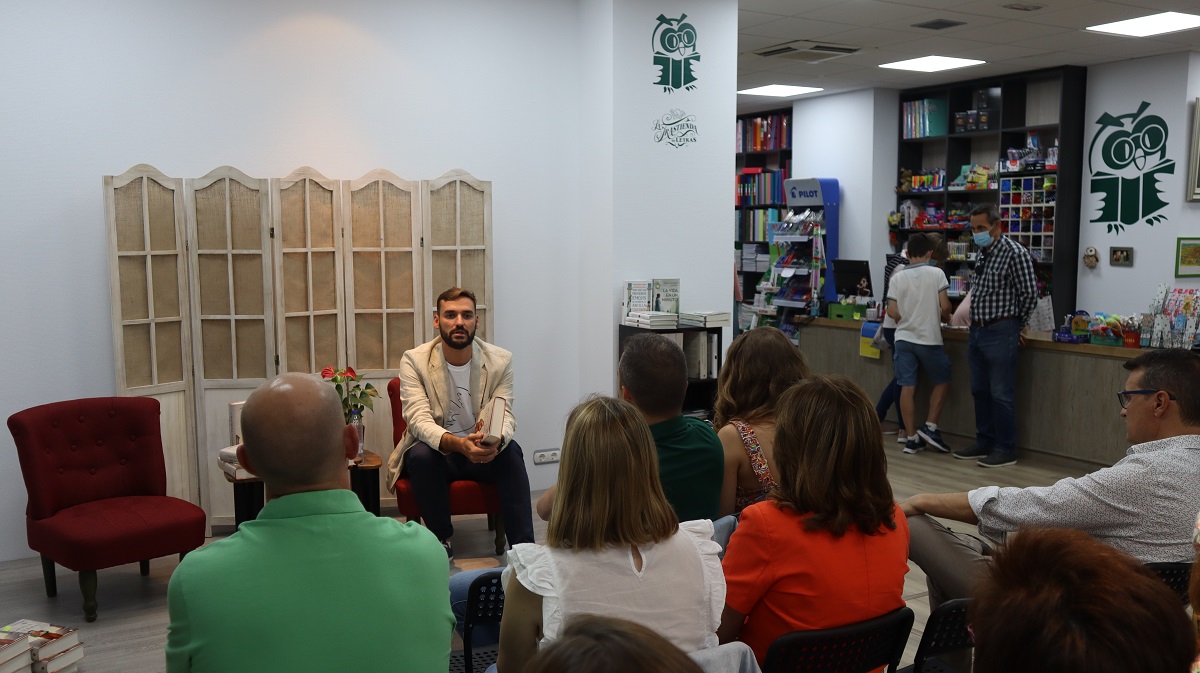 José Antonio Lucero presentando su novela en la Librería Letras.