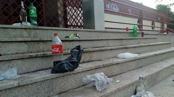 Imagen de archivo de los restos de un botellón.