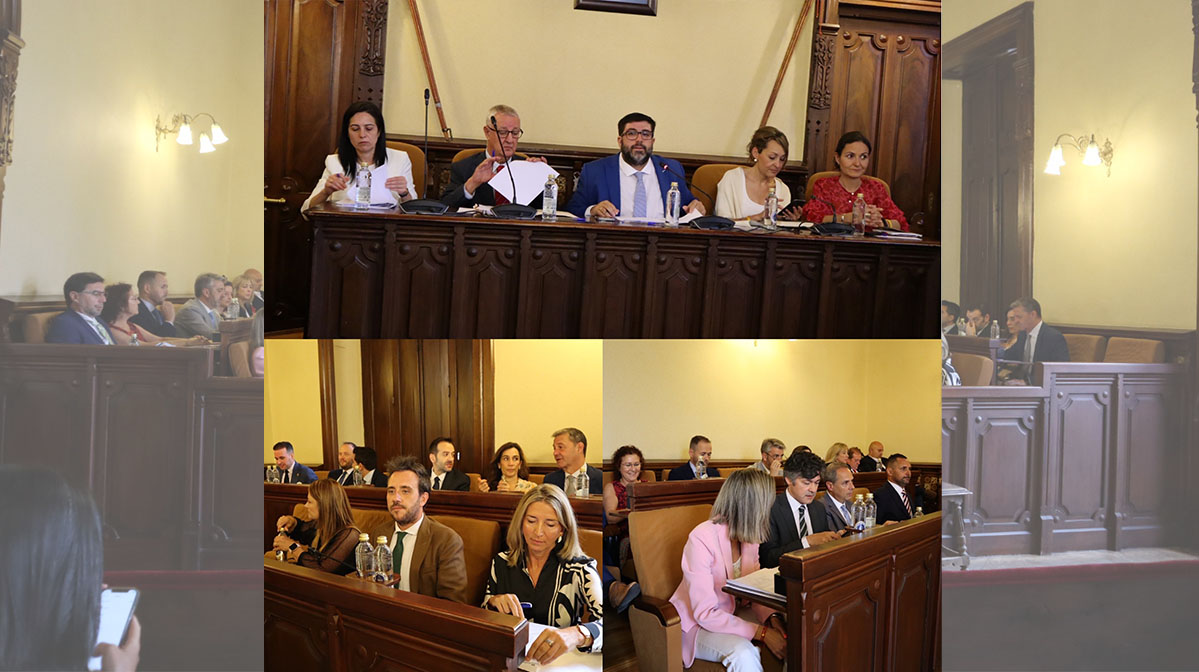 Pleno extraordinario de organización en el Ayuntamiento de Ávila.