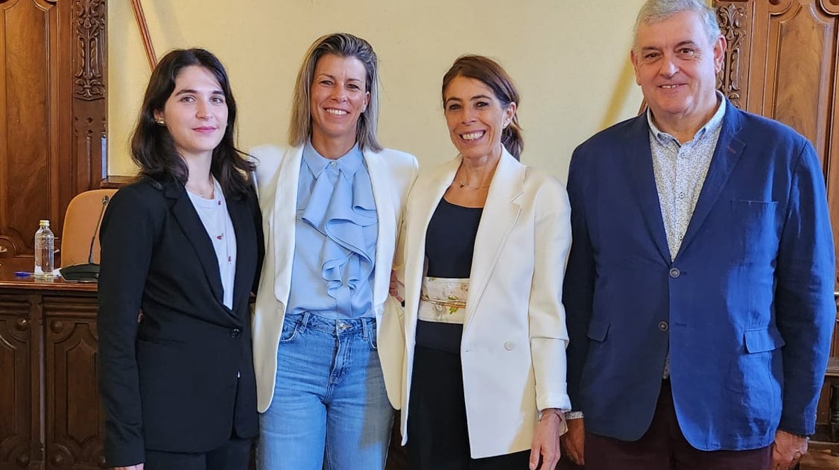 Yolanda Vázquez (segunda derecha) en el grupo de concejales del PSOE tras el último pleno municipal.