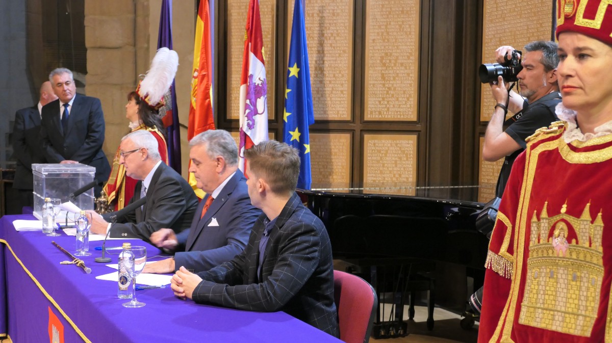 Pleno de constitución del Ayuntamiento de Ávila en 2019, con el secretario, Jesús Caldera; y la mesa edad, con los concejales Manuel Jiménez y Miguel Encinar.