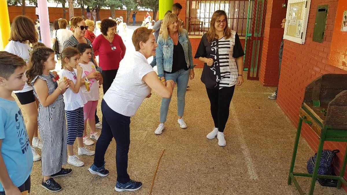 Niños y mayores practican juegos tradicionales en el Colegio Arturo Duperier.
