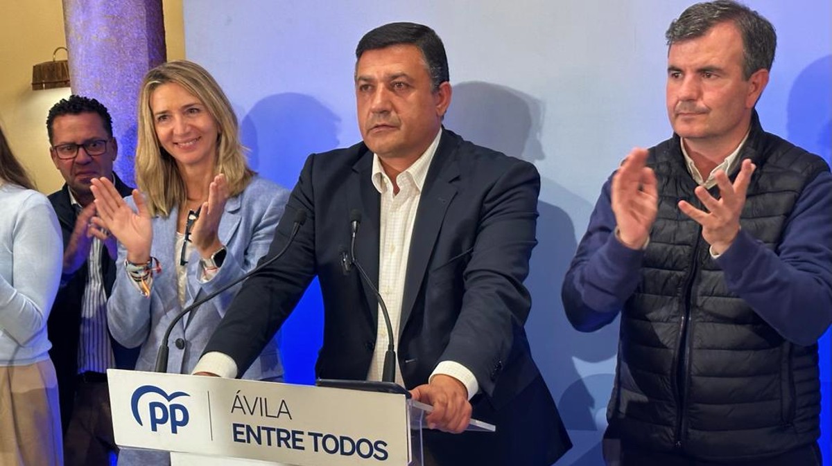 Alicia García, Carlos García y Juan Pablo Martín en la noche electoral del 28 de mayo.