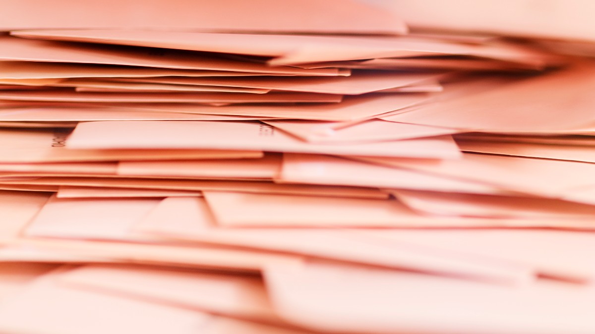 Sobres con votos al Senado en una urna.