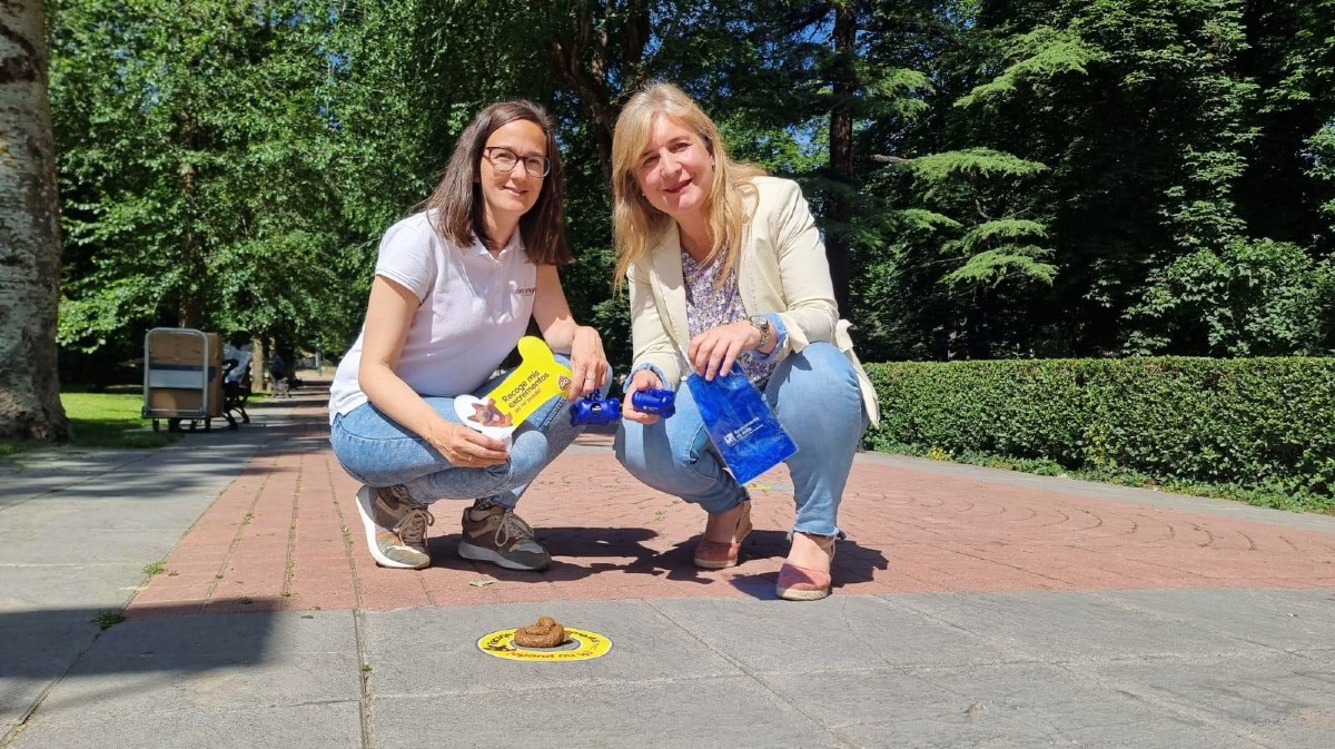 Presentación de una campaña de recogida de excrementos de mascotas.