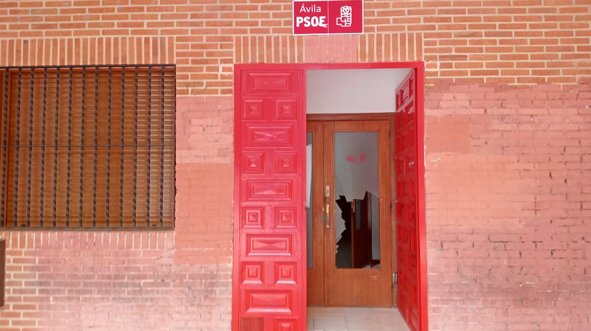 Ataque contra la sede del PSOE de Ávila.
