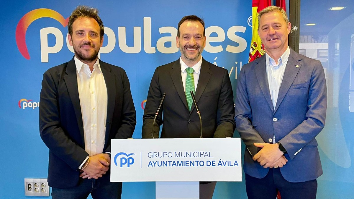 Jorge Pato (centro) hace balance del último año en el Ayuntamiento de Ávila.