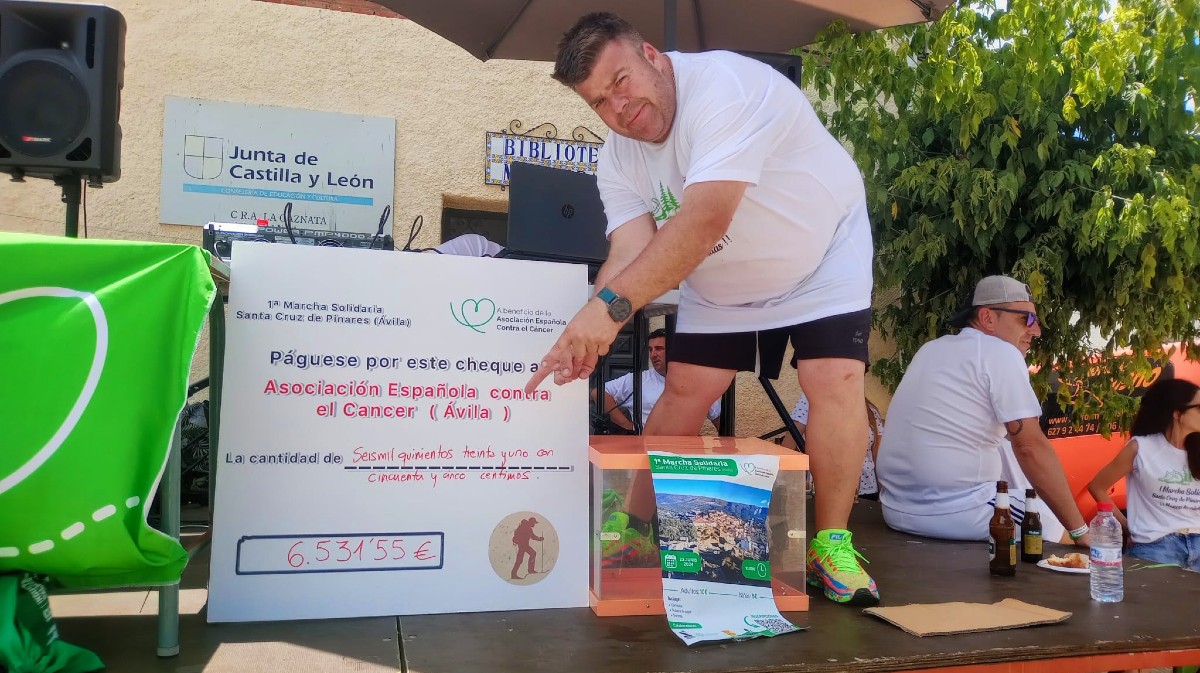 Marcha a favor de la AECC en Santa Cruz de Pinares.