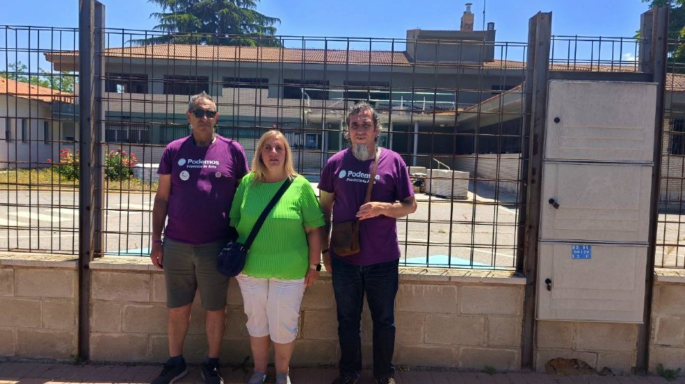 Representantes de Podemos ante las obras del Centro de Salud de Arévalo.