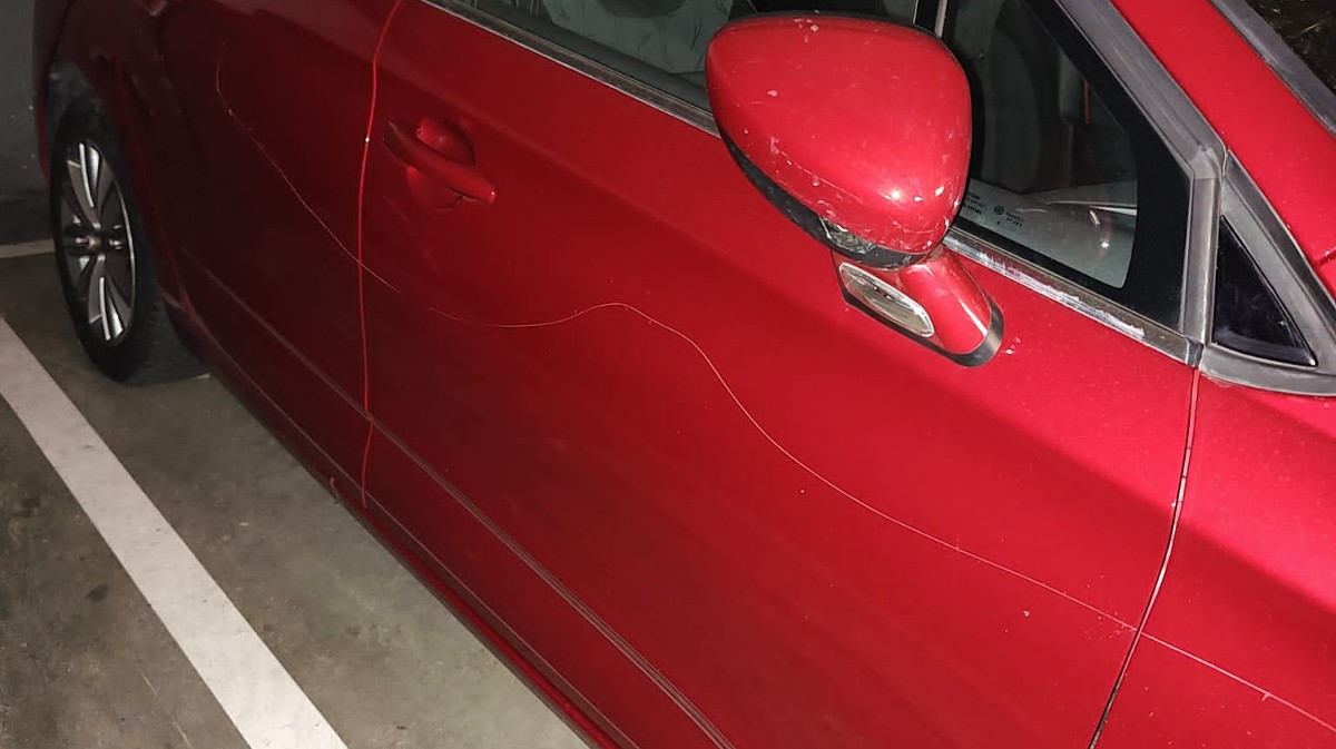 Vehículo rayado en la zona sur de Ávila.