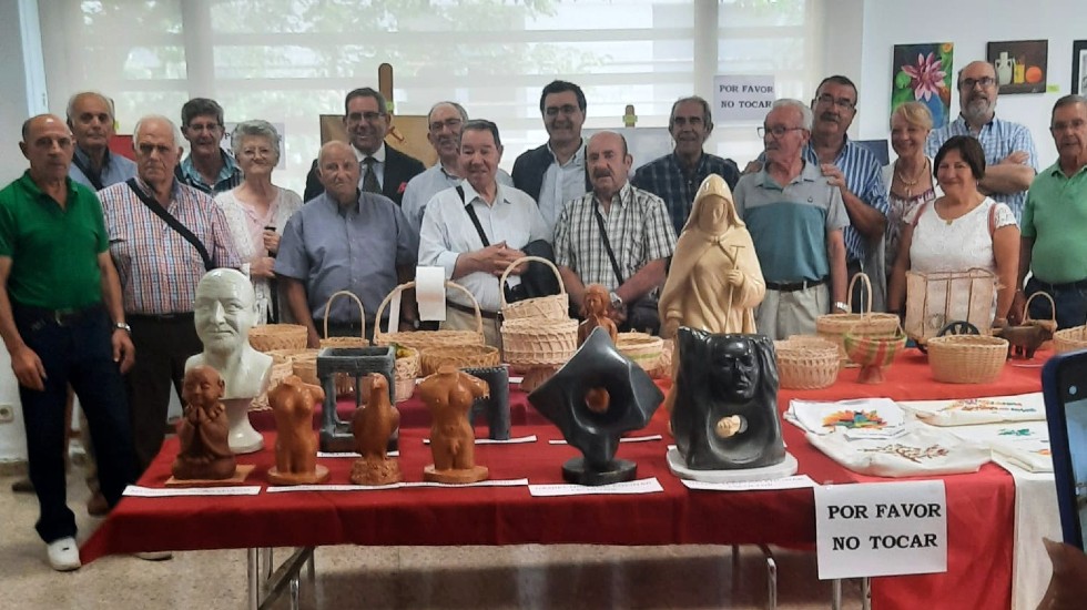 Exposición de manualidades en el Centro de Día para personas mayores Ávila II.