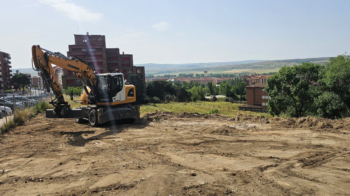Comienzo de las obras de la residencia de mayores, entre las calles Hornos Caleros y Madrigal. de las Altas Torres.