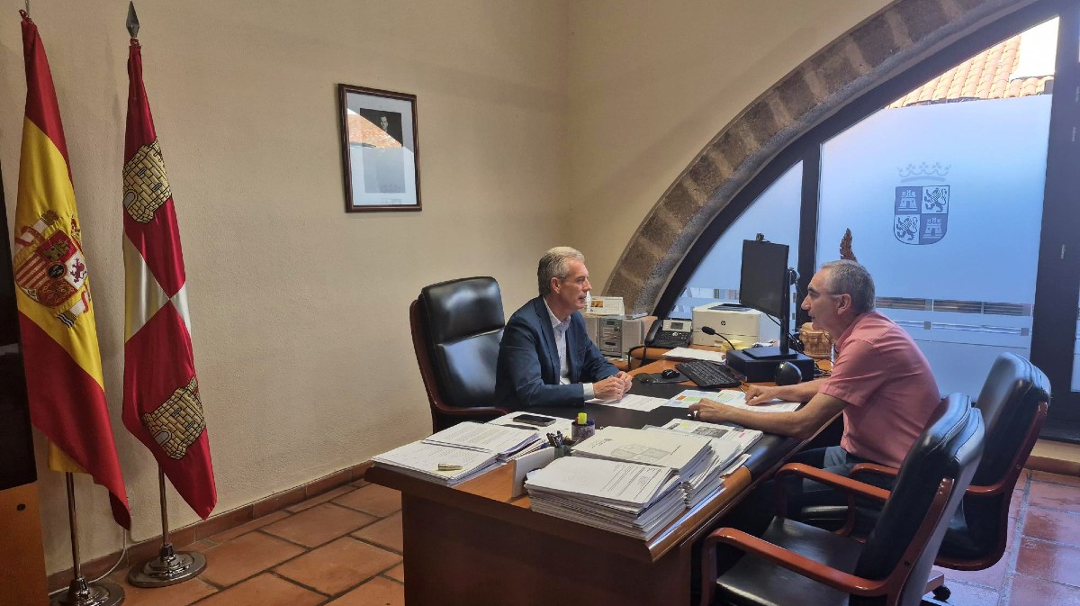 El delegado de la Junta con el jefe del Servicio de Sanidad, Luis González Maroto.