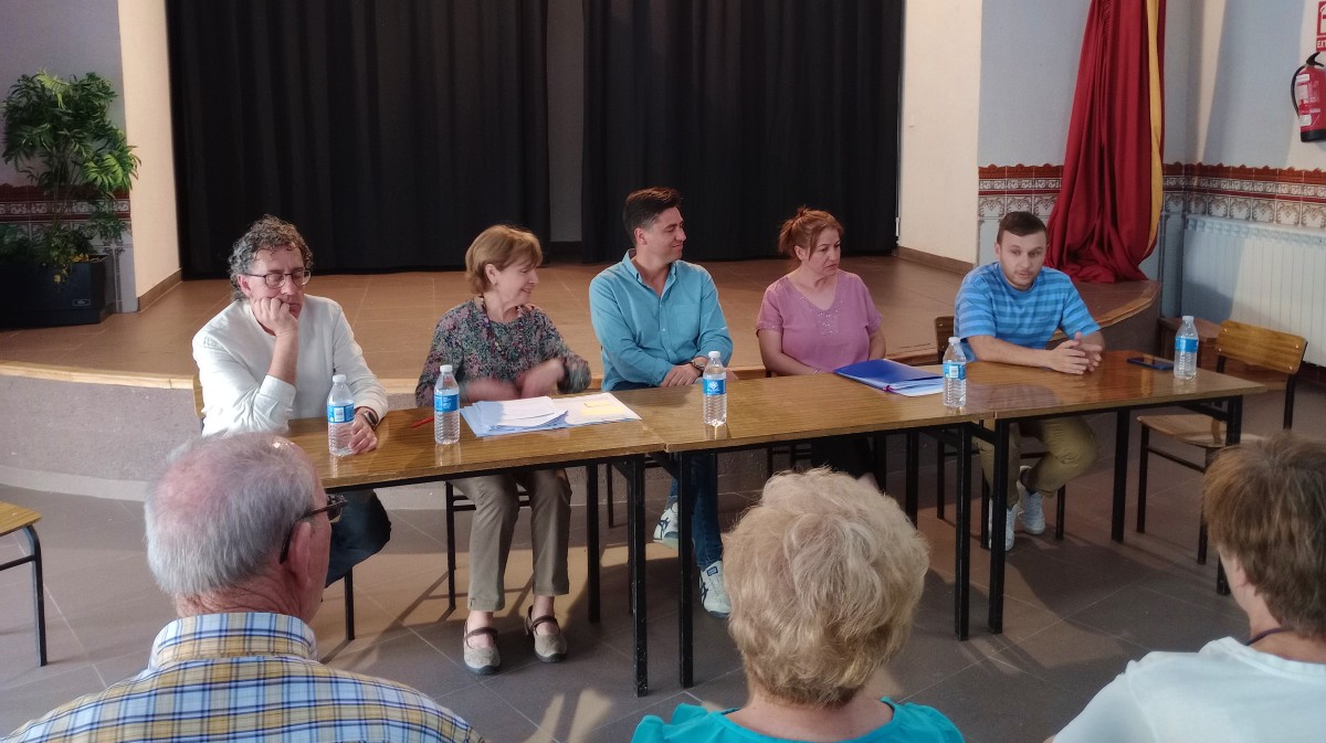 Reunón del PSOE en Navalacruz sobre los efectos de la forestación.