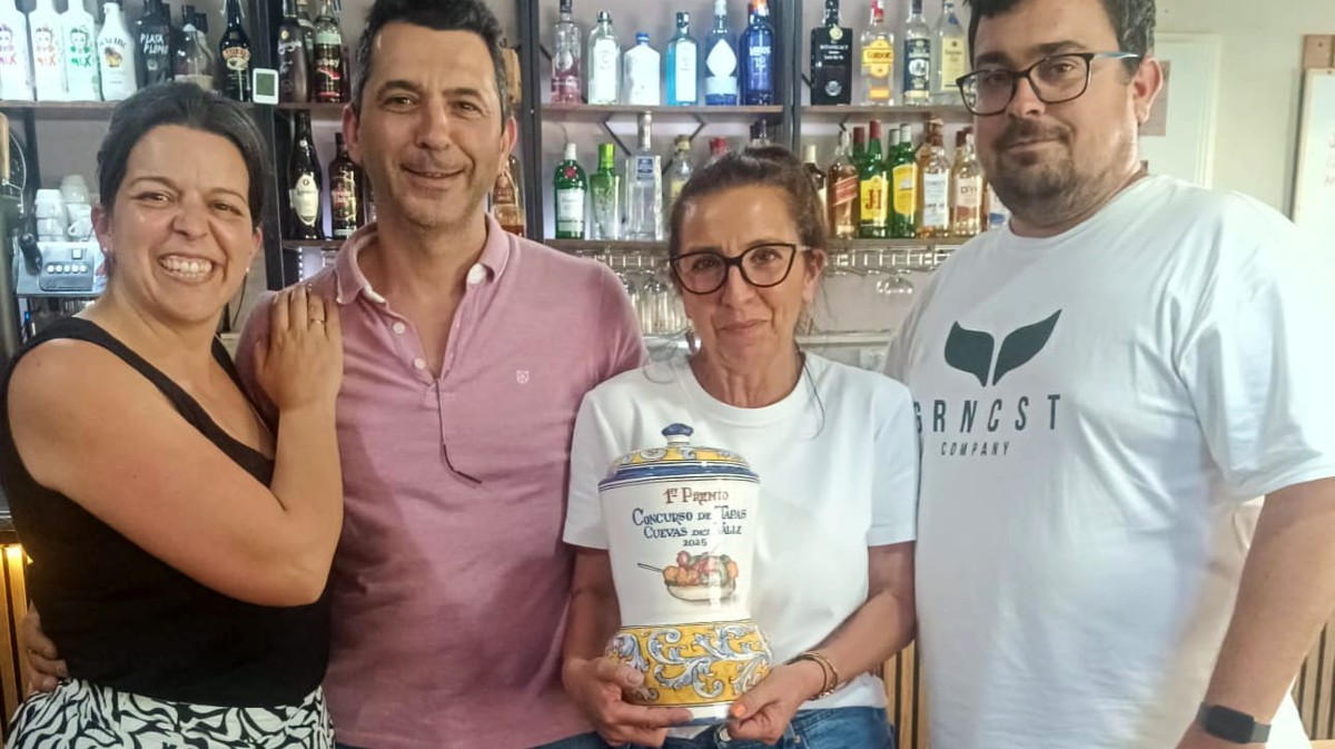 Entrega del primer premio del concurso de tapas de Cuevas del Valle.
