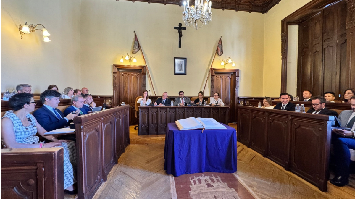Conjunto de corporaciones municipales en el pleno.