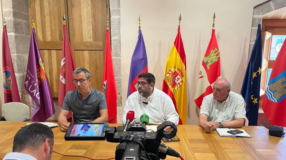 El alcalde de Ávila junto a técnicos explican la situción del suministro de agua.