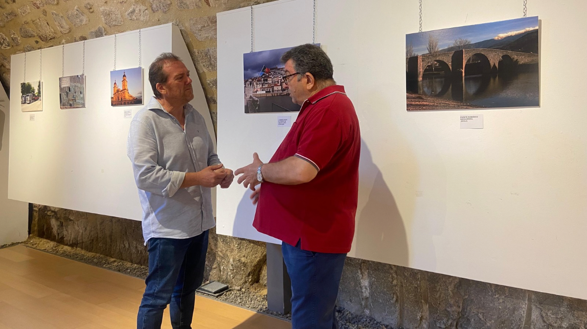 Miguel Ángel Gomez junto al concejal de Cultura Ángel Sánchez