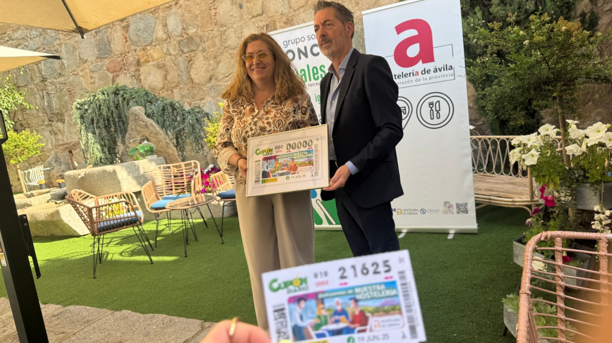 Araceli de las Heras y Javier Marfull presentando el cupón de la ONCE dedicado a los hosteleros