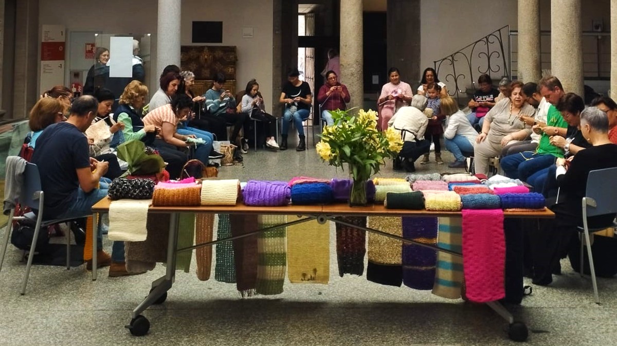 Actividad de tejer en el palacio de los Serrano.