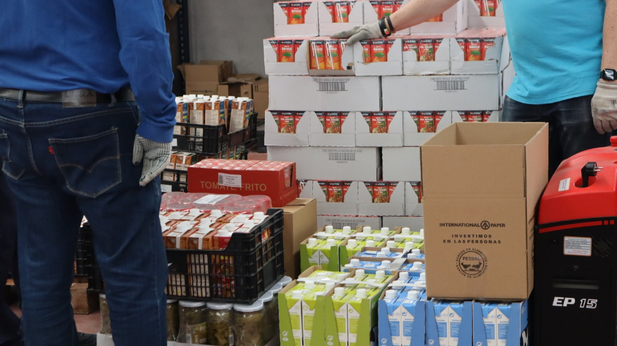 Trabajadores preparando el reparto del Banco de Alimentos