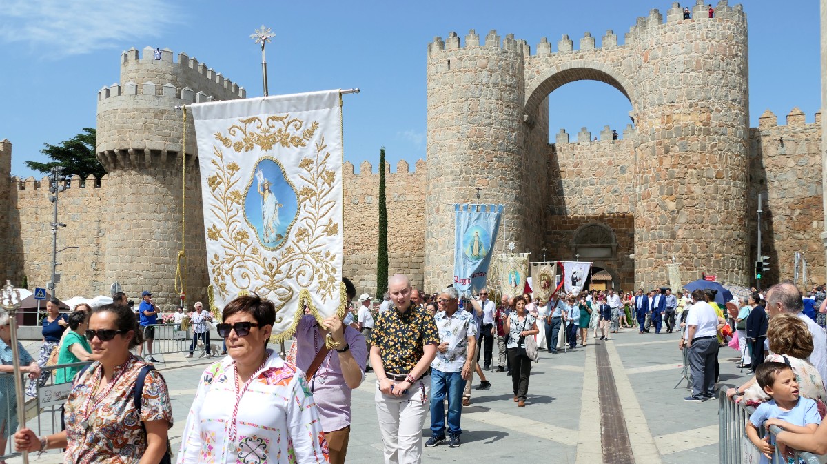 Procesión del Corpus Christi en Ávila a su paso por el Mercado Grande.