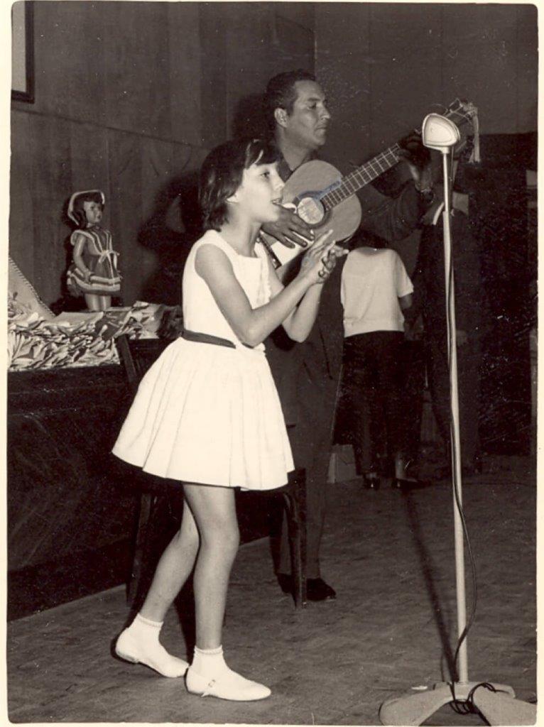 9. Actuación de Carmen Pacheco con su padre a la guitarra en el concurso de Radio Gredos “Cotito-Coty”  1962-1963