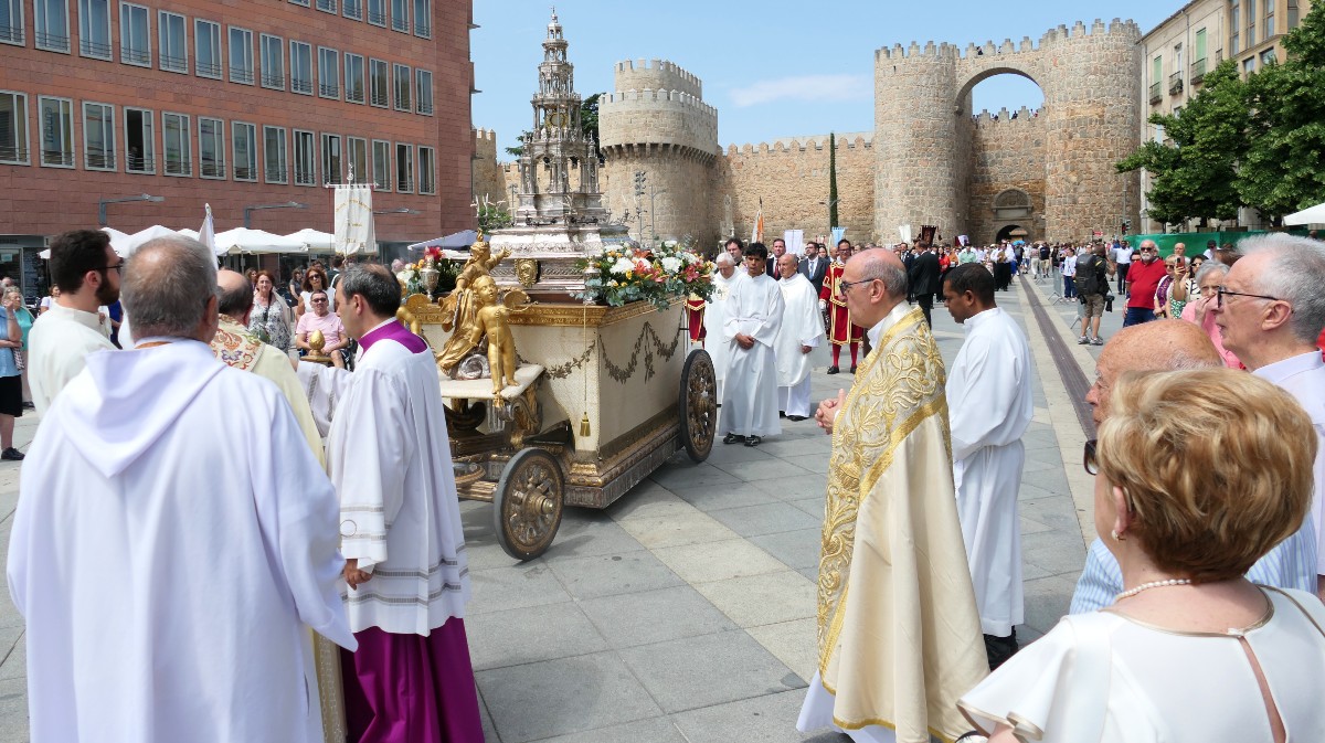 Procesión del Corpus Christi en Ávila a su paso por el Mercado Grande.